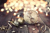 Weihnachtskugel, Lichter, Kugeln und Dekorationen auf altem Holzhintergrund mit Weihnachtsbeleuchtung