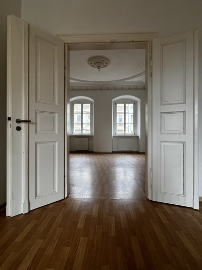 Eleganz trifft Komfort: Zentrale, barrierefreie Wohnung mit prachtvollen Stuckdecken (ME 4)