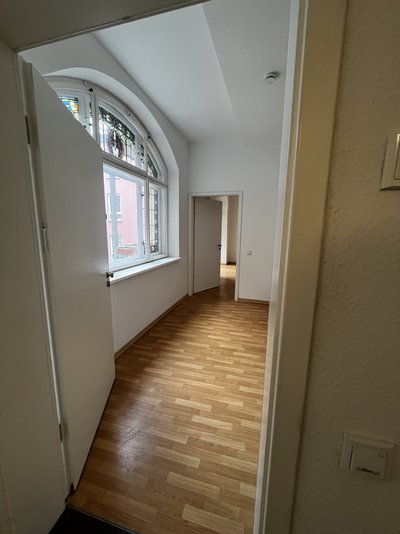 Eleganz trifft Komfort: Zentrale, barrierefreie Wohnung mit prachtvollen Stuckdecken (ME 4)