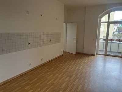 Eleganz trifft Komfort: Zentrale, barrierefreie Wohnung mit prachtvollen Stuckdecken (ME 4)