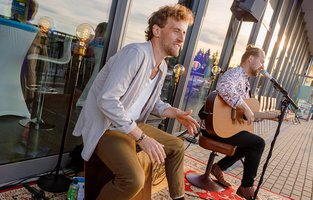 Zwei Musiker spielen Gitarre und Cajon.