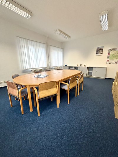 Attractive office space on the 1st floor of the office building at Am Wasserlauf 3 in Unterwellenborn is available for rent