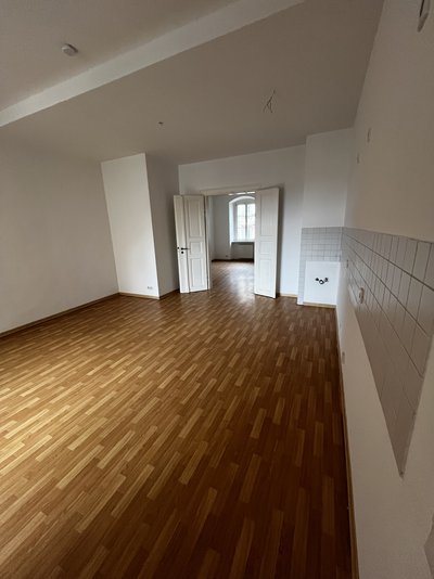 Elegance meets comfort: Central, barrier-free apartment with magnificent stucco ceilings (ME 4)