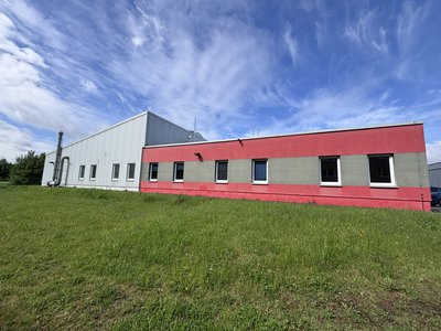 Moderne Produktionshalle mit Büro- und Sozialflächen