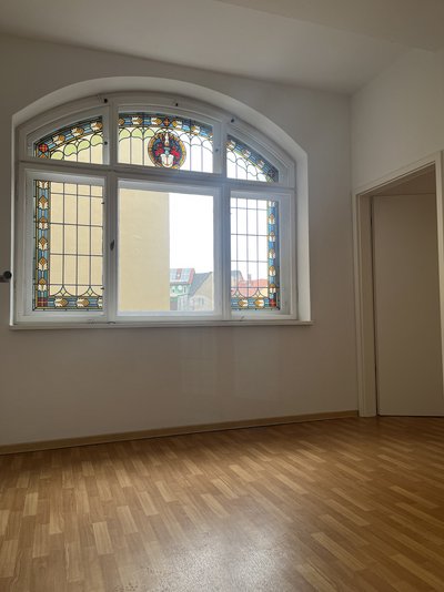 Eleganz trifft Komfort: Zentrale, barrierefreie Wohnung mit prachtvollen Stuckdecken (ME 4)