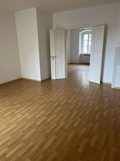 Elegance meets comfort: Central, barrier-free apartment with magnificent stucco ceilings (ME 4)