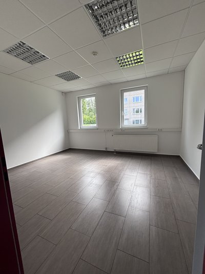 Moderne Produktionshalle mit Büro- und Sozialflächen
