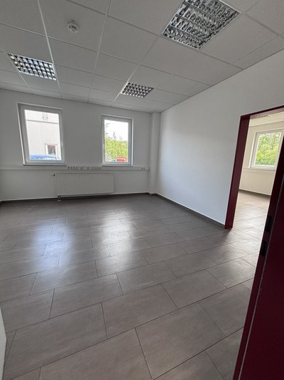 Moderne Produktionshalle mit Büro- und Sozialflächen