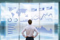Person vor futuristischem HUD-Display