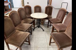 Stühle des Kakteenkaffee, aus Holz mit braunen Bezügen mit Muster