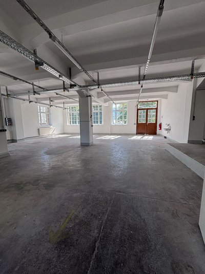 Großzügige Werkstatteinheit im Erdgeschoss mit Anfahrrampe im Gebäude Forum 1 zu vermieten