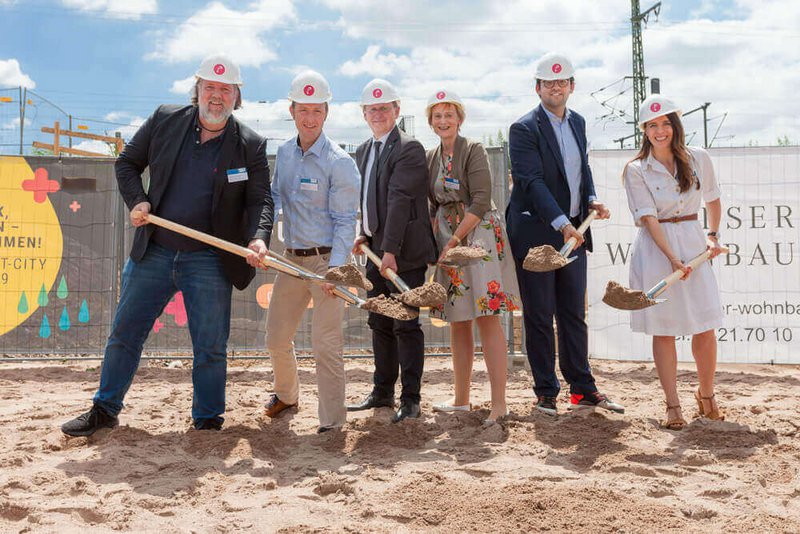 v.l.: Marco Nussbaum (Gründer und CEO prizeotel), Steffen Linnert (Beigeordneter der Stadt Erfurt), Ministerpräsident Bodo Ramelow, Sabine Wosche (GF LEG), Maximilian May (GF May & Co.), Valentina Kerst (Wirtschafts-Staatssekretärin)