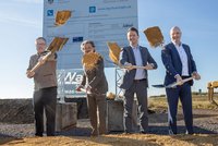 Spatenstich für das Industriegebiet in Sichtweite der Autobahn – perfekte Lage für Investoren.