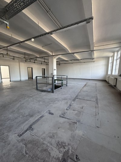 Großzügige Werkstatteinheit im Erdgeschoss mit Anfahrrampe im Gebäude Forum 1 zu vermieten