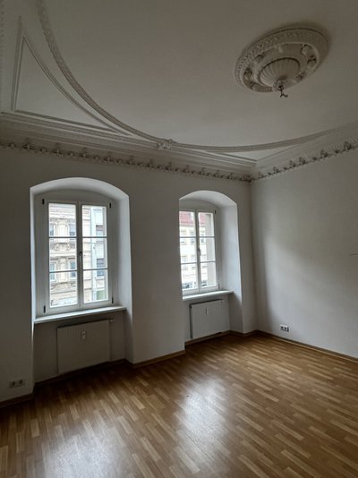 Elegance meets comfort: Central, barrier-free apartment with magnificent stucco ceilings (ME 4)