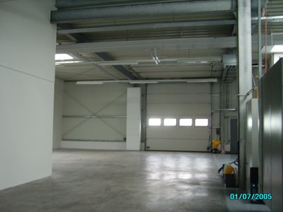 Moderne Produktionshalle mit Büro- und Sozialflächen
