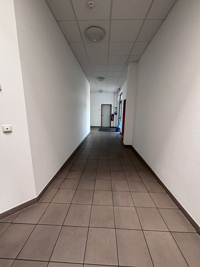 Moderne Produktionshalle mit Büro- und Sozialflächen