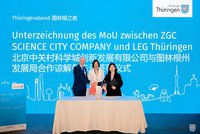 Andreas Krey, LEG-Geschäftsführer, Wirtschaftsministerin Colette Boos-John und Dai Lian, Deputy General Manager of ZGC Science City Ltd., bei der Unterzeichnung eines MoU.