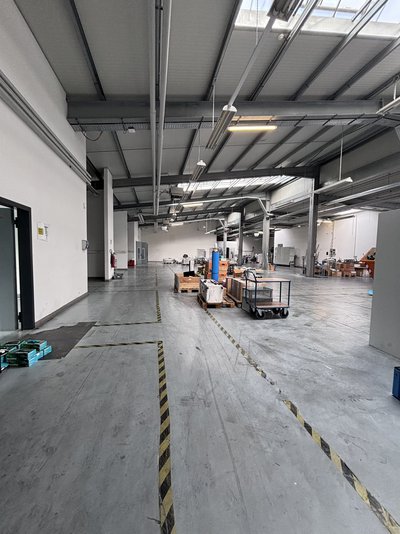Moderne Produktionshalle mit Büro- und Sozialflächen