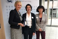 Frau Sabine Wosche - Geschäftsführerin LEG Thüringen, Frau Dr. Ulla Weber - Vorstandsvorsitzende des Total E-Quality e. V. und Frau Anke Kalb - Abteilungsleiterin LEG Thüringen bei der Prädikatsverleihung (v.l.)