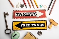 Zwei entgegengesetzte Wegweiser mit den Aufschriften ‚Tariffs‘ und ‚Free Trade‘ symbolisieren den Gegensatz zwischen Zöllen und Freihandel. Umgeben sind die Schilder von Büroartikeln wie Bleistiften, Stift, Notizblock, Stempel, Zahnrädern, Schlüssel und Sparschwein auf hellem Hintergrund.