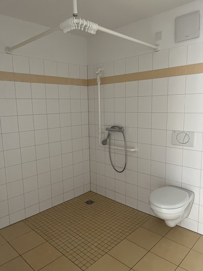 Elegance meets comfort: Central, barrier-free apartment with magnificent stucco ceilings (ME 4)