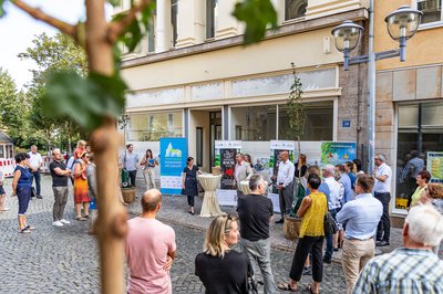 Viele Menschen stehen auf der Straße und hören einem Sprecher der Veranstaltung zu