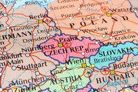 Kartenausschnitt von Mittelosteuropa mit Fokus auf Polen, Tschechien, Slowakei, Österreich und Deutschland. Die Karte zeigt wichtige Städte wie Berlin, Prag, Wien, Bratislava und Krakau sowie die geografische Vernetzung der Region.