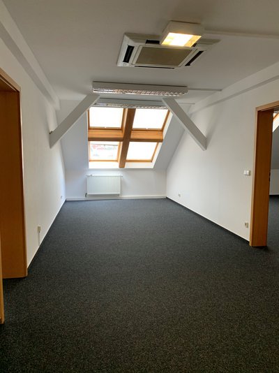 Attraktive, helle Büroeinheit im DG des Gebäudes Forum 1 im Industriegebiet Rudolstadt-Schwarza