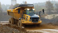 With a payload of 55 t, the Bell B60E is one of the largest articulated dump trucks worldwide. It is primarily used as a weather-independent transport solution in quarries and open-pit mines.