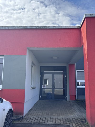 Moderne Produktionshalle mit Büro- und Sozialflächen