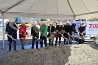 Spatenstich mit Honoratioren und weiteren Projektbeteiligten in Ilmenau