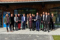 Übergabe eines symbolischen Schlüssels beim Winkelbau in Apolda
