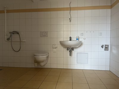Eleganz trifft Komfort: Zentrale, barrierefreie Wohnung mit prachtvollen Stuckdecken (ME 4)