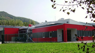 Moderne Produktionshalle mit Büro- und Sozialflächen