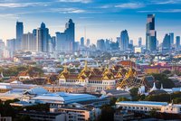 Sonnenaufgang über der Skyline von Bangkok, Thailand, mit dem großen Palast im Vordergrund