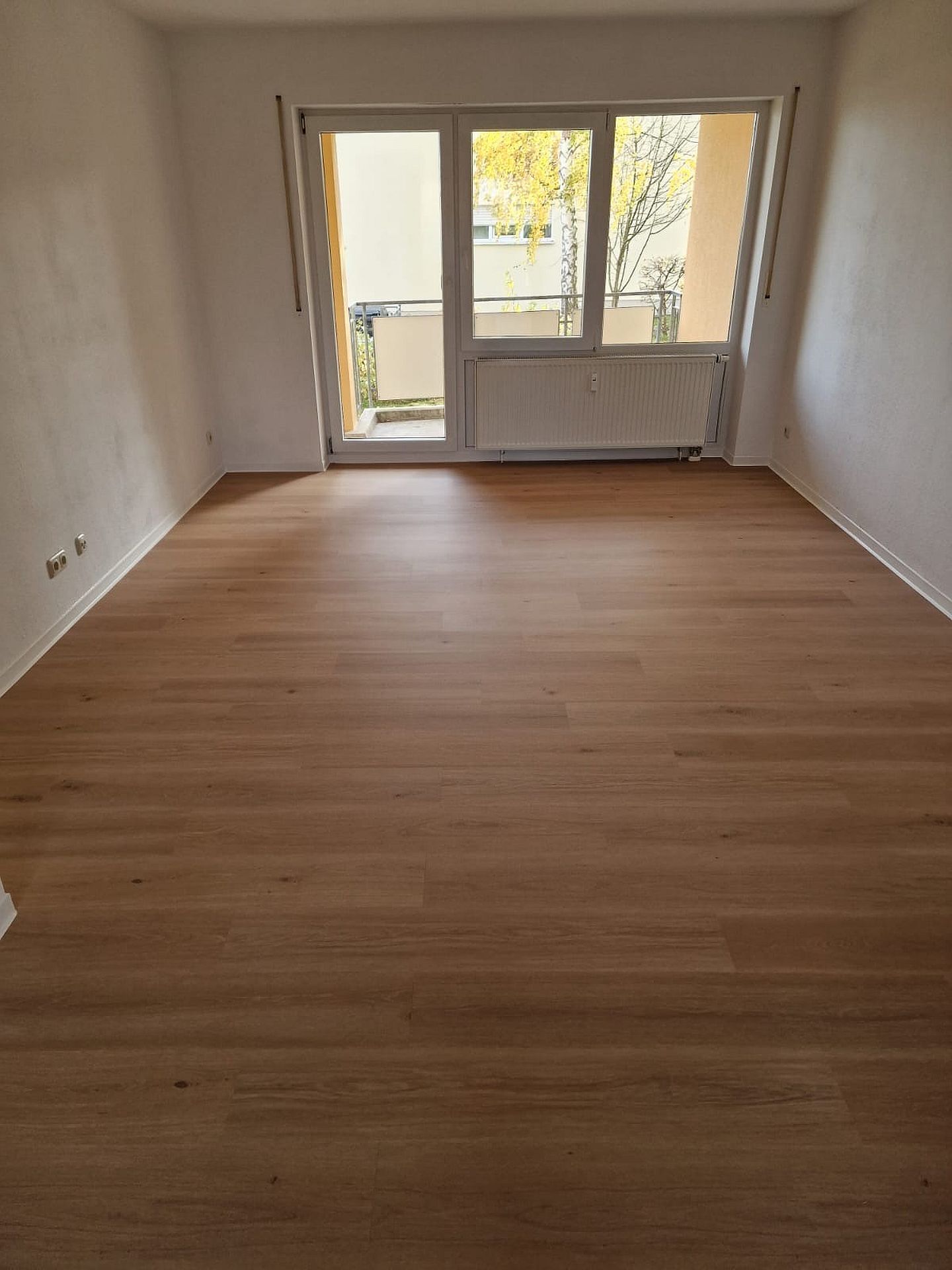 Ansicht Wohnzimmer mit großem Balkon, Schmölln, Ahornring 2, ME 12