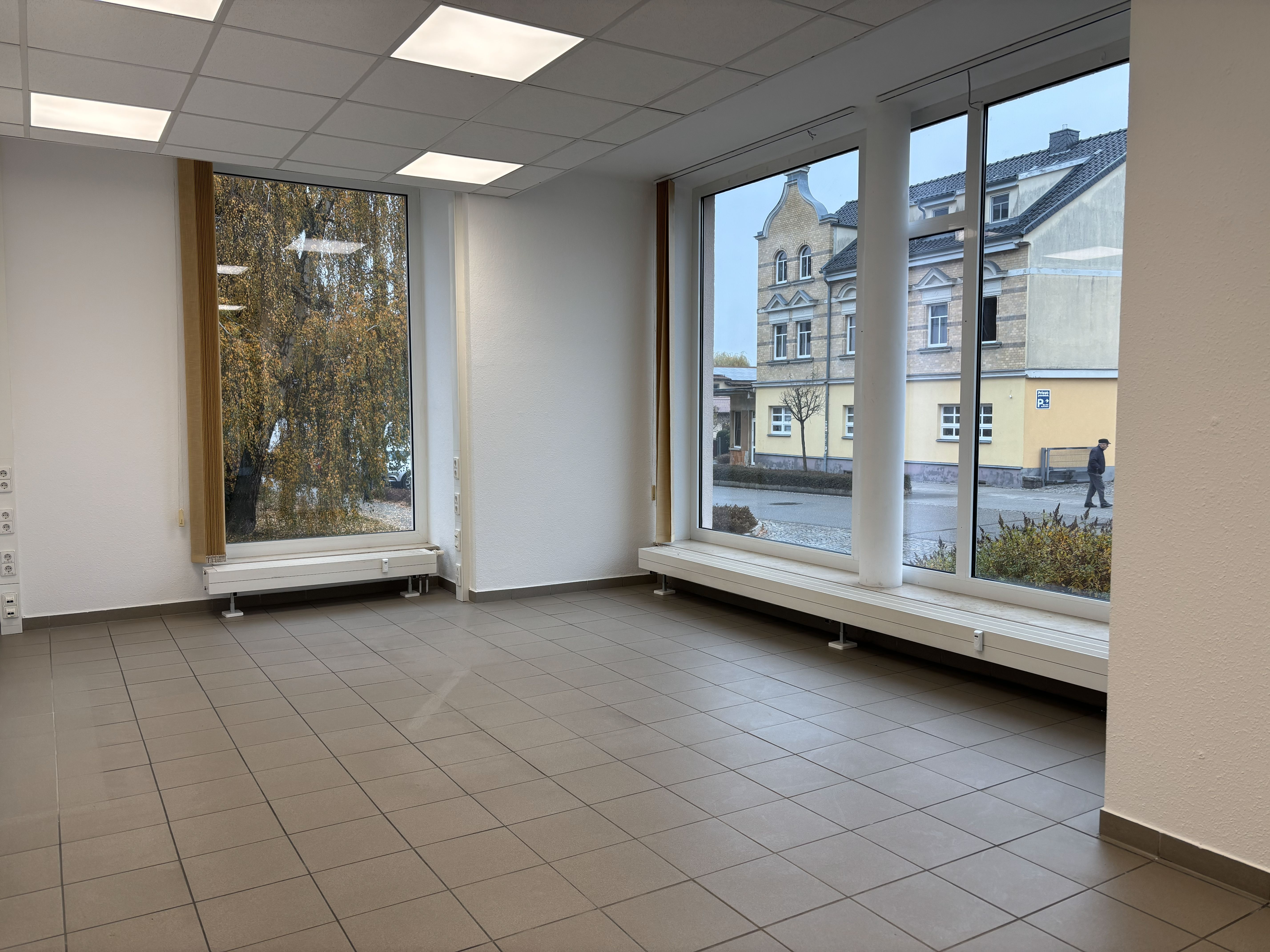 View of bright office and commercial space in a central location (G87 EG)