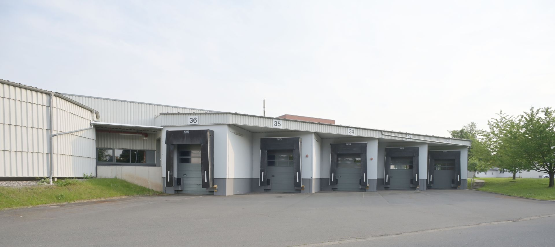 Ansicht Moderne Produktions- und Lagerhalle mit Rampenanlage im Gewerbestandort "Alte Ziegelei" Sömmerda