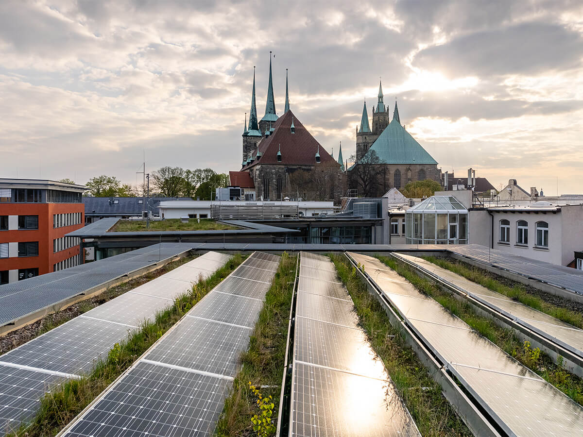 LEG grün: Solarfpanels auf dem Betriebsgebäude