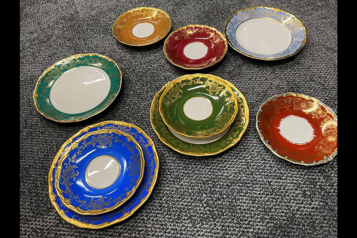 Verzierte Teller und Tassenuntersetzer in vielen Farben
