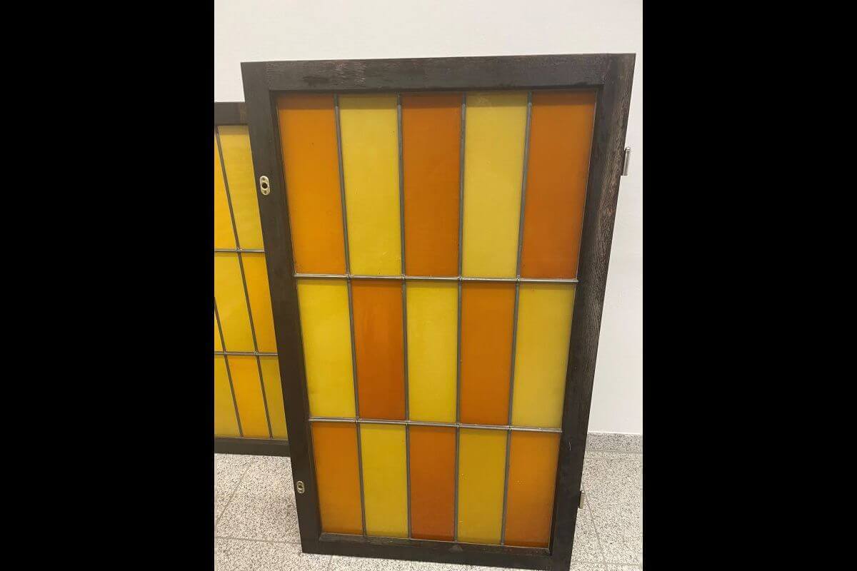 Schmuckfenster mit sich gelb-orange wechselnden Kacheln