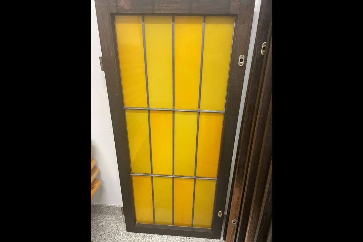 Schmuckfenster mit gelben Kacheln