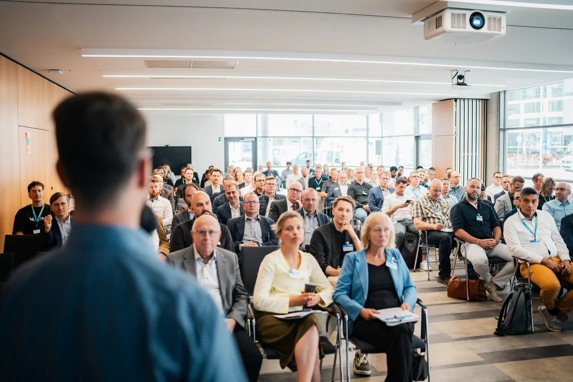 Teilnehmende des Maschinenbautags 2026 verfolgen einen Fachvortrag in einem Konferenzraum.