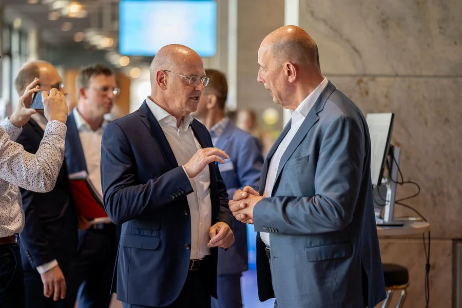 InnoCON Bildergalerie Foto: Andreas Krey (Geschäftsführer LEG) und Wolfgang Tiefensee (Wirtschaftsminister Thüringen) unterhalten sich auf der Veranstaltung