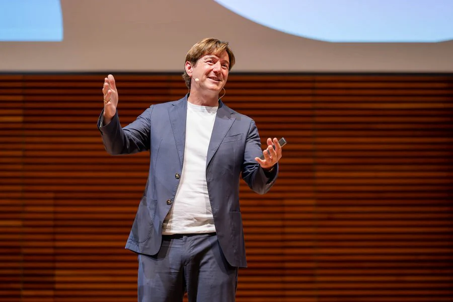 InnoCON Bildergalerie Ein Mann in einem Anzug hält eine Rede.