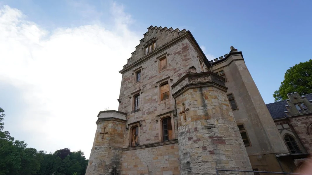 Schloss Reinhardsbrunn Froschperspektive vor einem Teil des Schloss Reinhardsbrunn