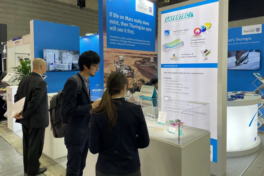 Menschen stehen am Stand LEG Thüringen auf der OPIE-Messe