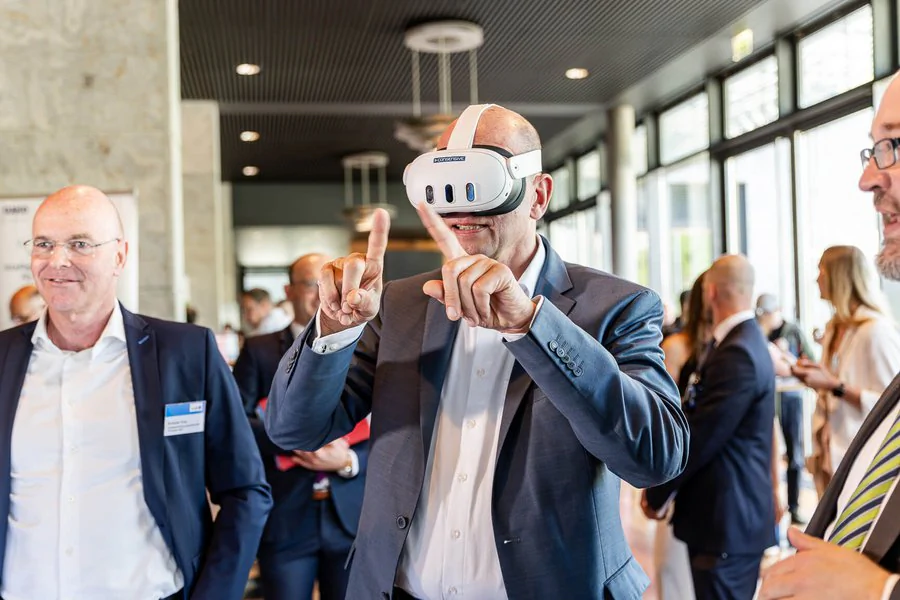 InnoCON Bildergalerie Foto: Andreas Krey (Geschäftsführer LEG) steht neben Wolfgang Tiefensee (Wirtschaftsminister Thüringen), welcher mit einer VR-Brille agiert