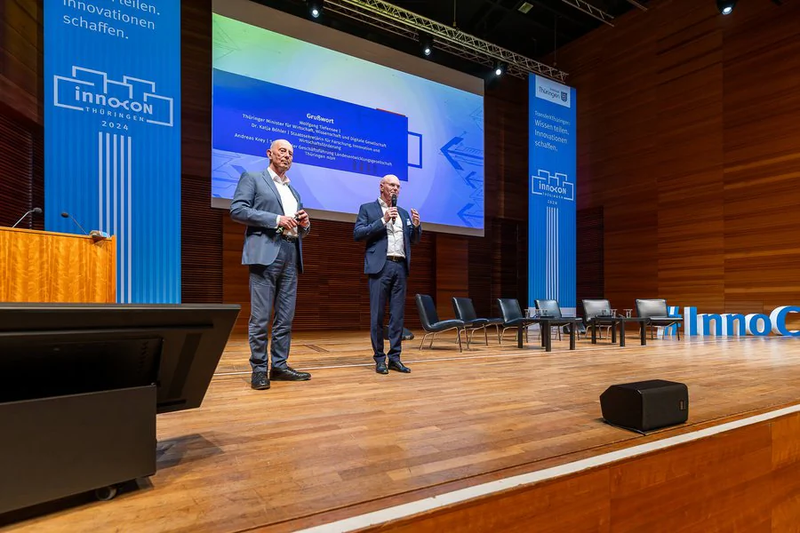 InnoCON Bildergalerie Foto: Andreas Krey (Geschäftsführer LEG) und Wolfgang Tiefensee (Wirtschaftsminister Thüringen) halten eine Rede